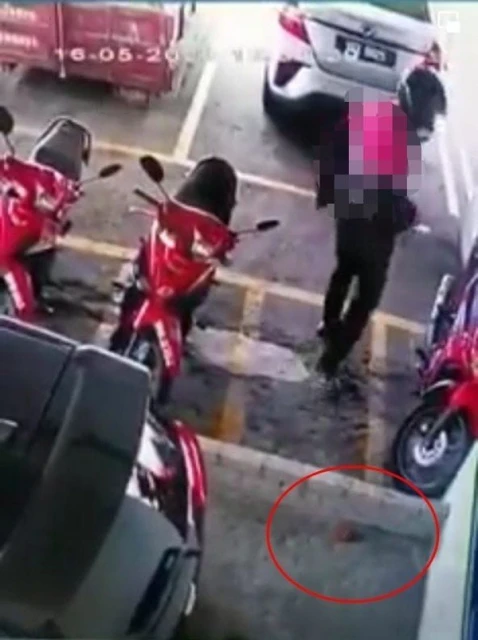 怪異送餐員人有三急蹲下就地「解決」　全程被電眼拍下！