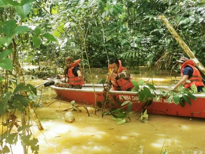 搜尋隊劃5區搜索 出動救生艇獨木舟