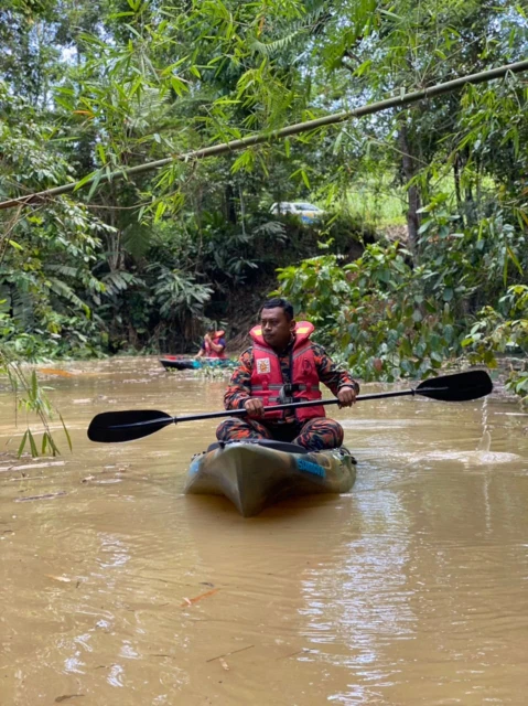 搜尋隊劃5區搜索  出動救生艇獨木舟