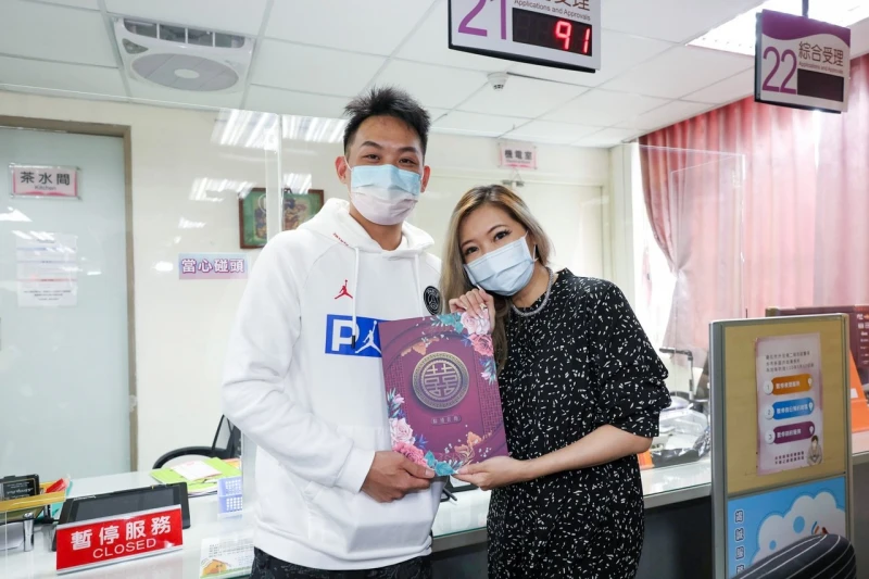 直播登記結婚時刻　Makiyo挺孕肚升格當人妻