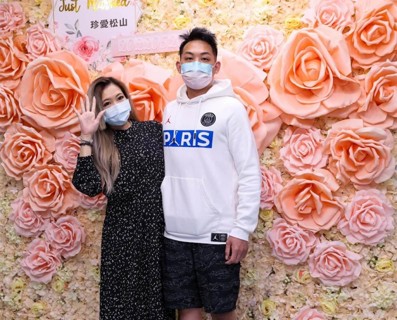 直播登記結婚時刻　Makiyo挺孕肚升格當人妻