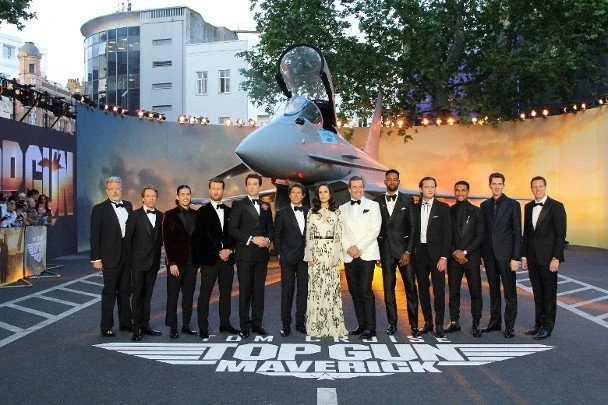 湯告魯斯牽手凱特王妃走紅毯　緋聞女友現身撐場！