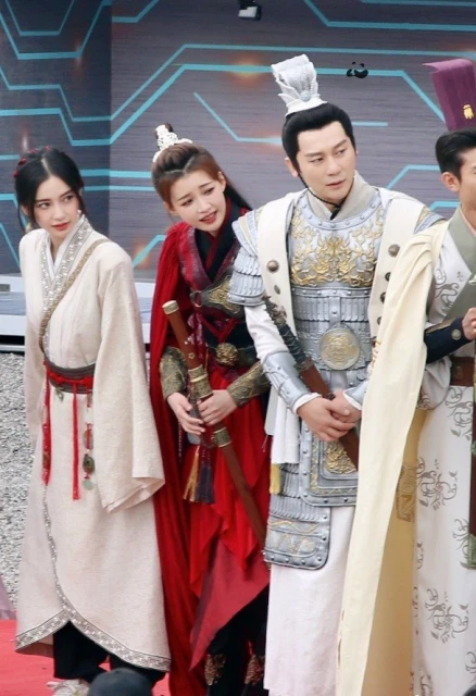 李晨遭爆現身「極樂派對」　照片外流現場大批性感辣妹