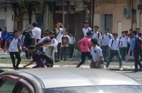 根警展開調查 中學生群毆視頻瘋傳