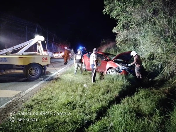 轎車失控撞路肩 司機虛驚一場