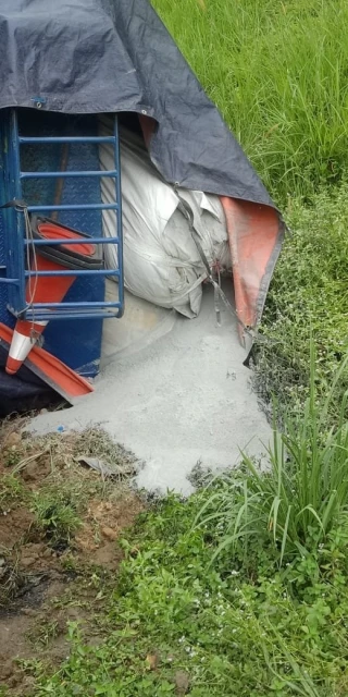 拖格羅里南北大道翻覆　甲消拯員出動多人運走43噸化學原料