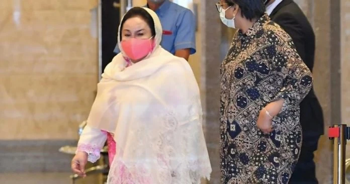 羅斯瑪世皇皆稱白鑽手鐲歸己有 納吉申索七表擁有權要求分開審