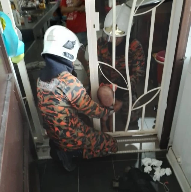 頭部卡鐵門動彈不得　消拯員順利救出華裔男童