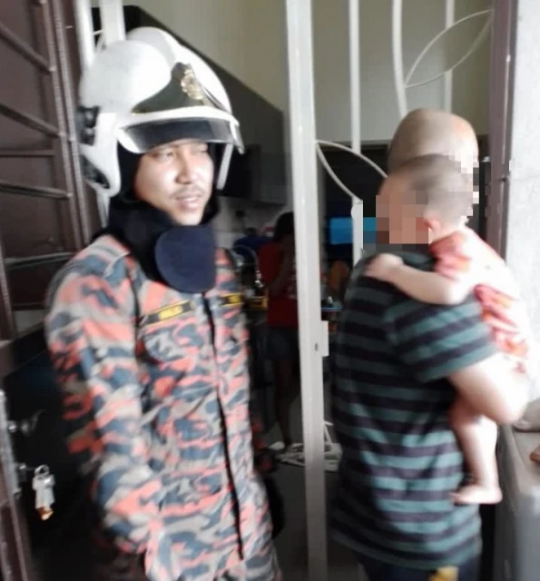 頭部卡鐵門動彈不得　消拯員順利救出華裔男童