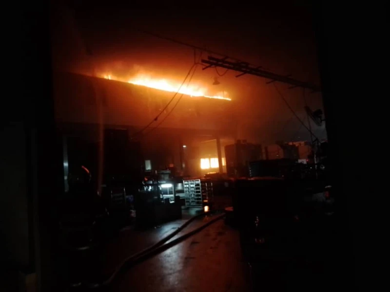 午夜大火爆炸聲不斷　電池組件廠燒毀40%