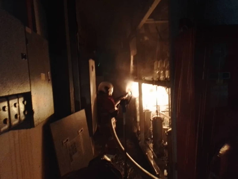 午夜大火爆炸聲不斷　電池組件廠燒毀40%