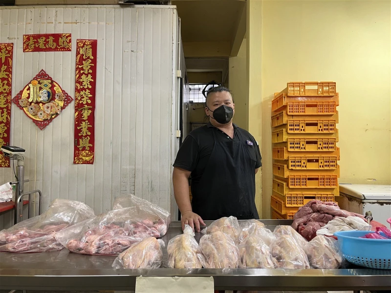 肉雞價高供應少攤販停售　民眾改買甘榜雞「應急」