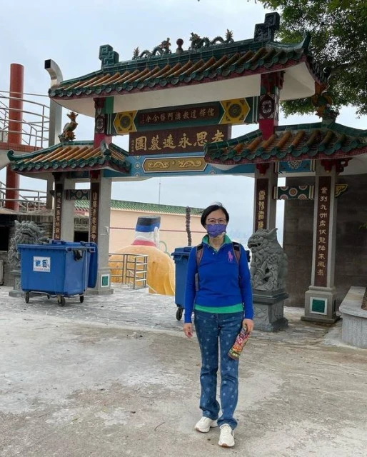 拜祭羅家英雙親與墓碑合照　汪明荃被批對先人不敬