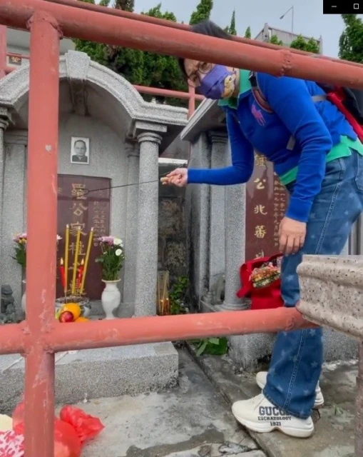 拜祭羅家英雙親與墓碑合照　汪明荃被批對先人不敬