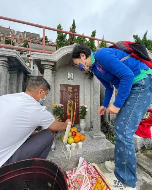 拜祭羅家英雙親與墓碑合照　汪明荃被批對先人不敬