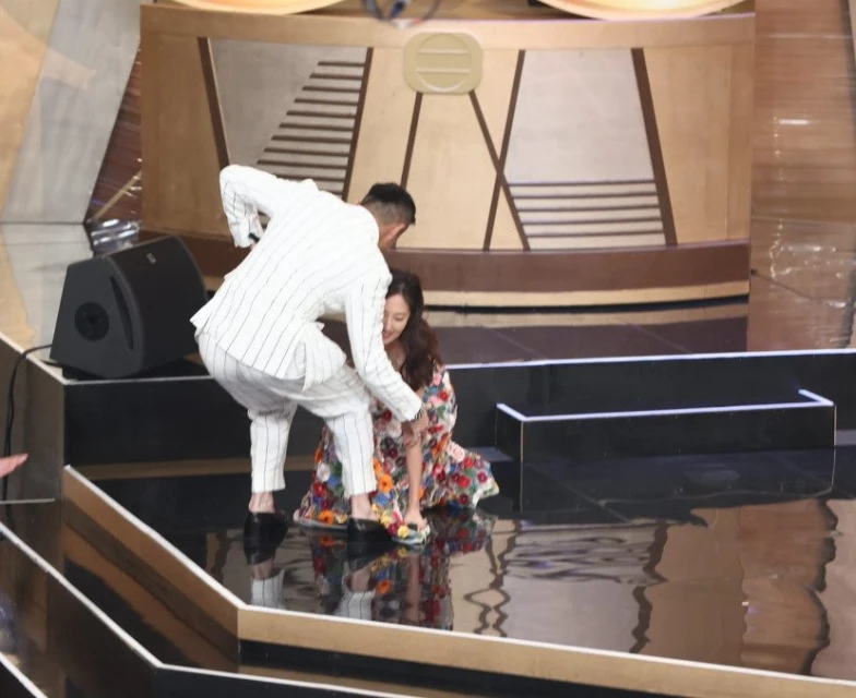 唐詩詠穿5吋高跟鞋不慎跌倒　幸獲陳山聰及時護花