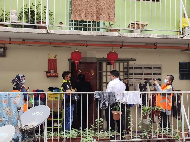 發現隔壁桌小孩有可疑傷痕　熱心女網民一舉動「解救」兩姐弟