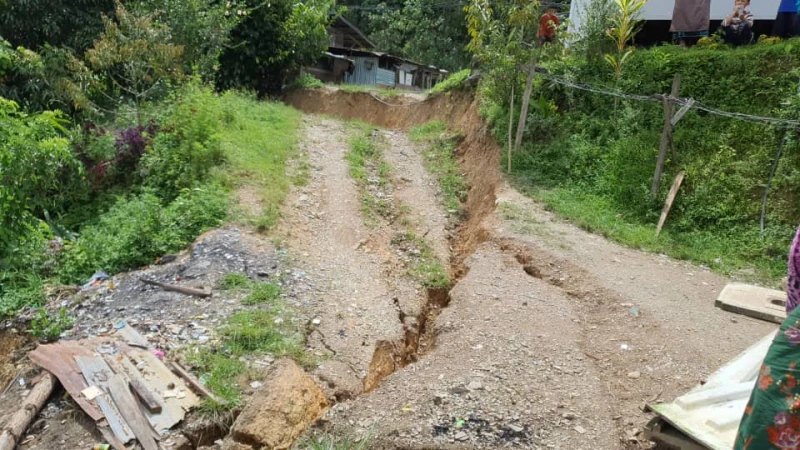 蘭瑙甘榜弄多貢拉麻發生土崩