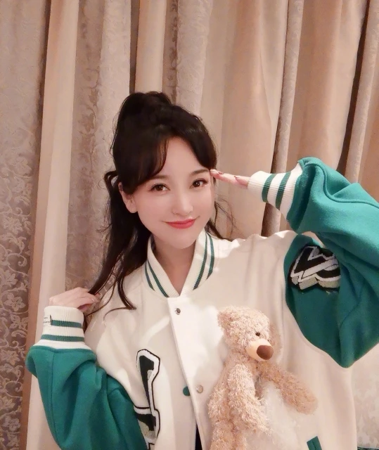 中國首位藝人染疫　瘋傳確診送醫網民熱議