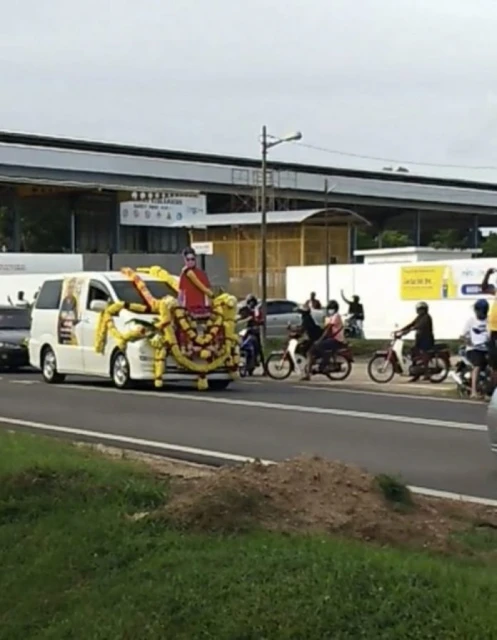 被槍殺黑社會「老二」舉殯 靈柩車設半身肖像站牌引矚目