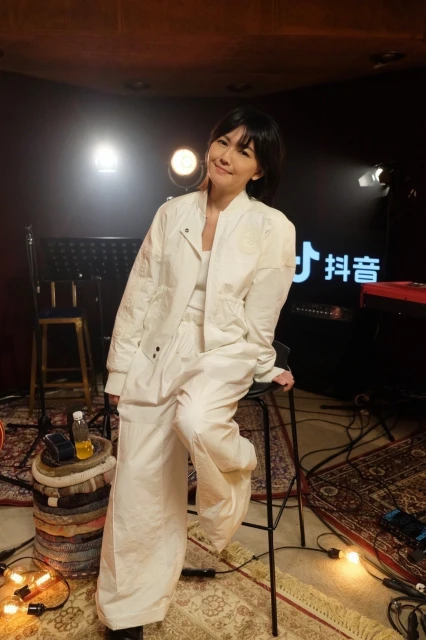 孫燕姿線上開唱吸逾2億人觀看　突遭中斷現身道歉