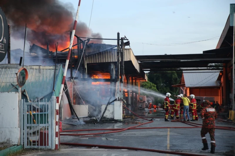 床褥製造廠遭大火造訪燒毀逾80%　傳一消拯員灌救中遭火光閃擊暈倒