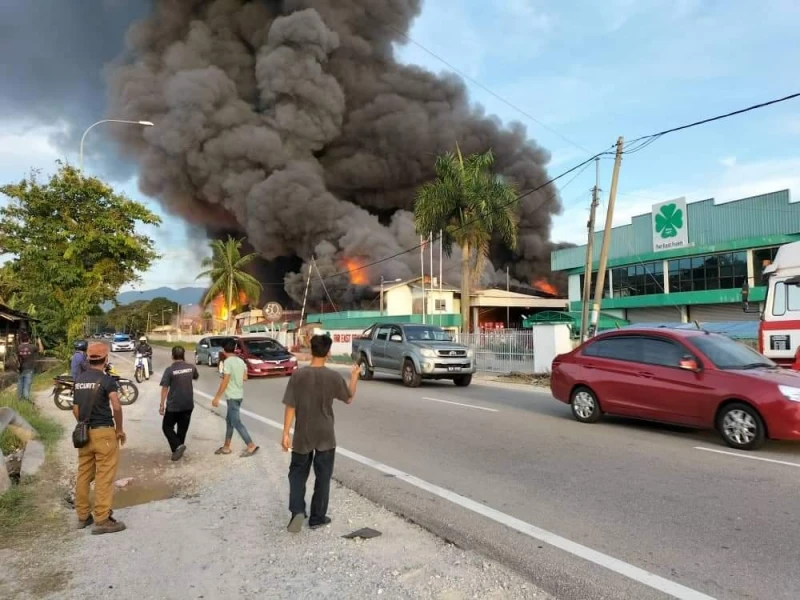 床褥製造廠遭大火造訪燒毀逾80%　傳一消拯員灌救中遭火光閃擊暈倒