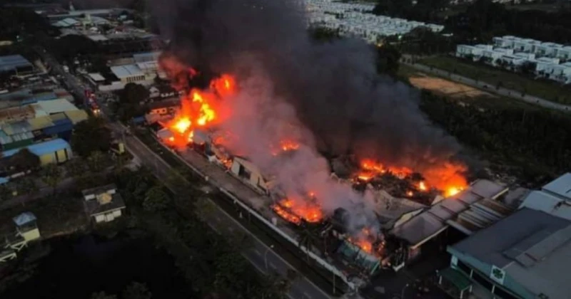 床褥製造廠大火狂燒 現場爆炸一消拯員被灼傷