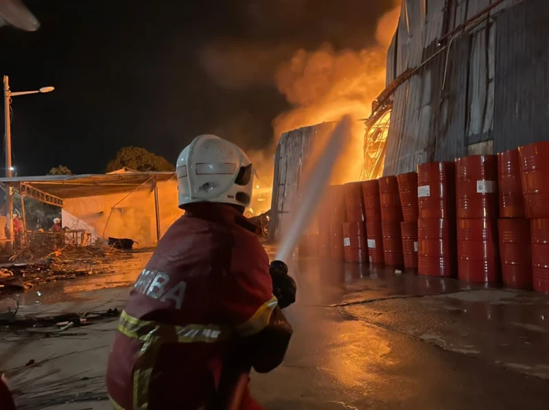 床褥製造廠大火狂燒　現場爆炸一消拯員被灼傷