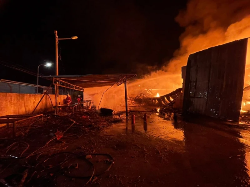 床褥製造廠大火狂燒　現場爆炸一消拯員被灼傷