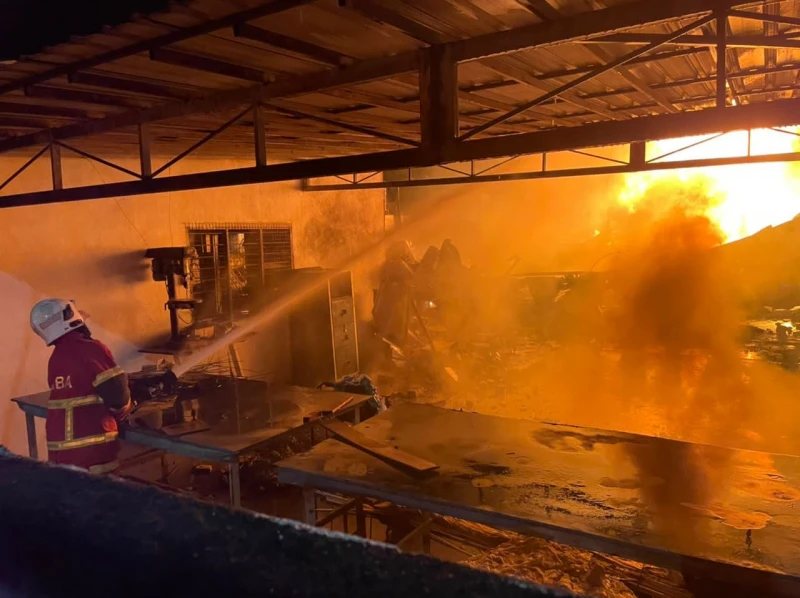 床褥製造廠大火狂燒　現場爆炸一消拯員被灼傷