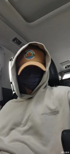 如約曬「自拍照」　謝霆鋒被網民贊：從未見過如此帥的臉