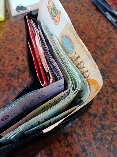 華裔男車站遺失含數千令吉錢包　巫裔男拾金不昧歸還原主