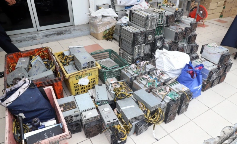 匪徒二度搶劫180台挖礦機　警方逮捕12人通緝3首腦