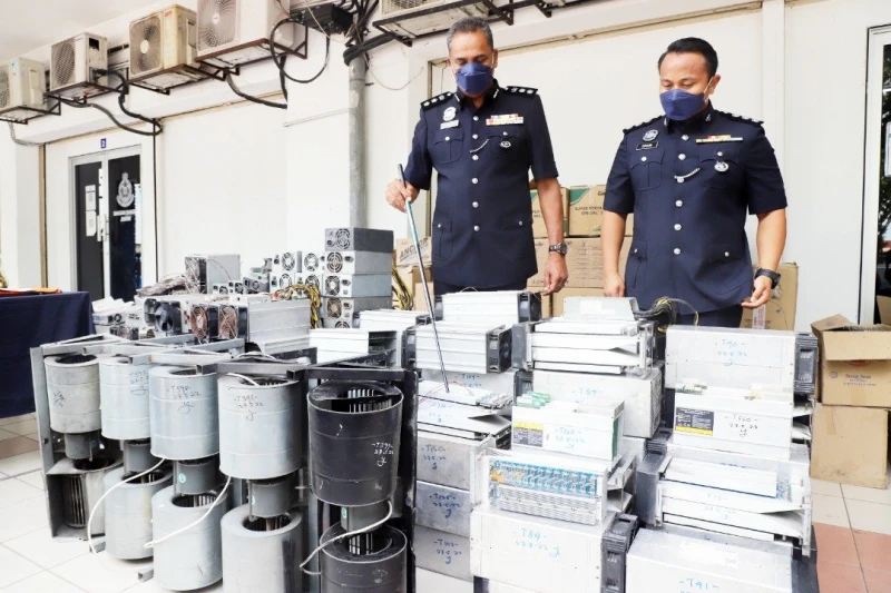 匪徒二度搶劫180台挖礦機　警方逮捕12人通緝3首腦