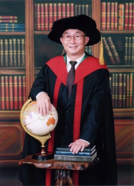 中二退學當散工　53歲考獲博士