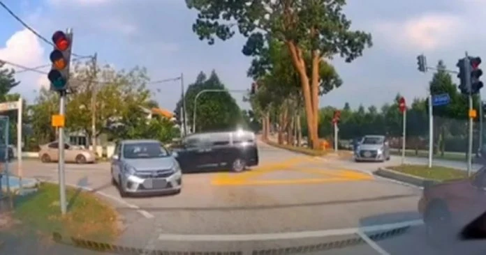 闖紅燈逆行抄捷徑　司機違規行為全被拍下