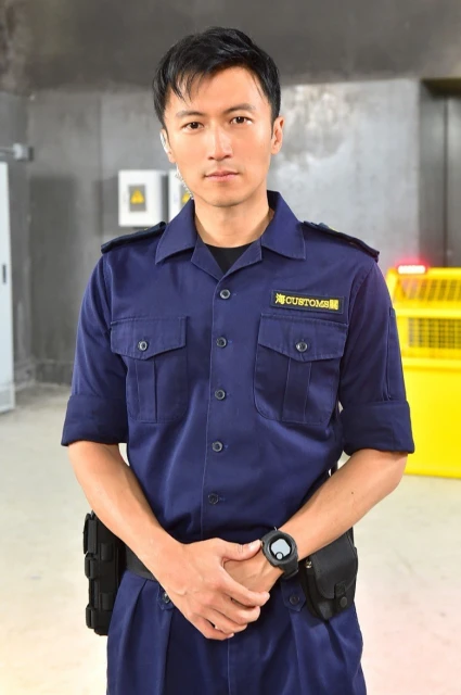 41歲謝霆鋒街頭裸上半身拍戲　超好身材吸引路人圍觀