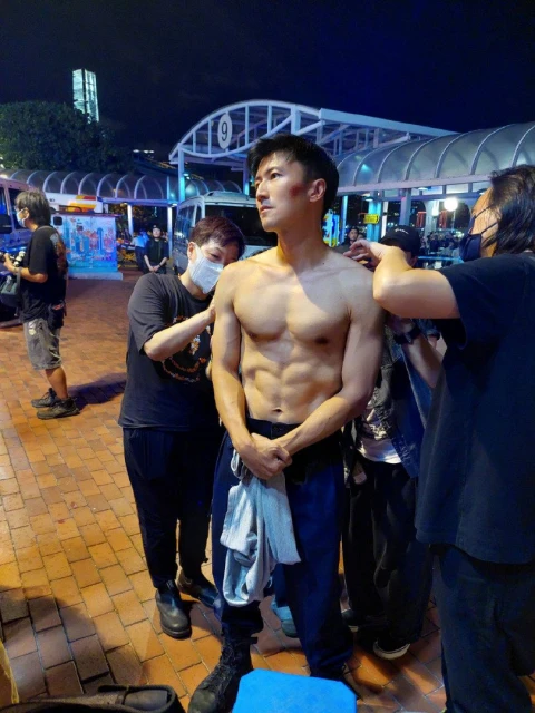 41歲謝霆鋒街頭裸上半身拍戲　超好身材吸引路人圍觀