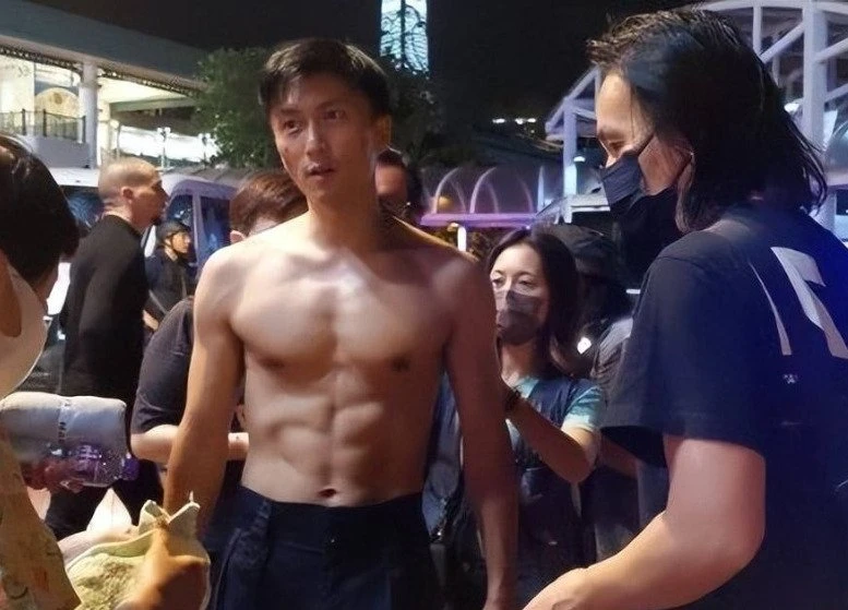41歲謝霆鋒街頭裸上半身拍戲　超好身材吸引路人圍觀