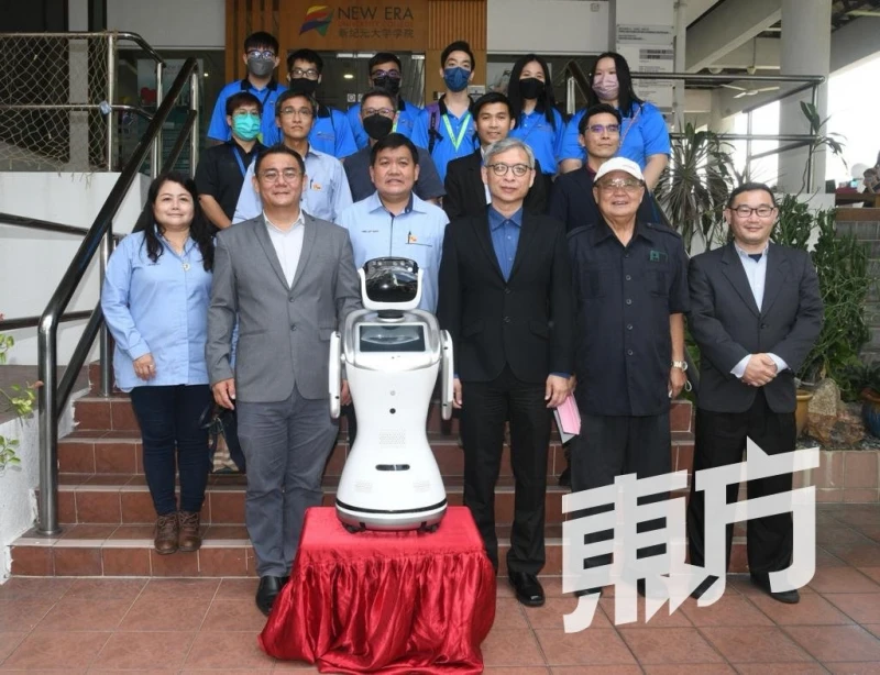擁五大功能　新紀元大學學院迎首台AI機器人