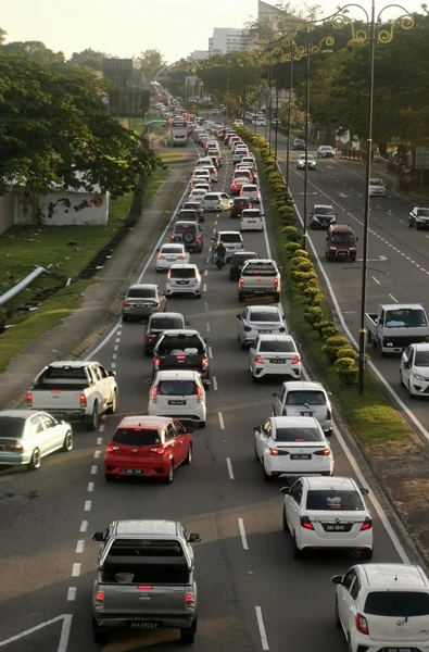 外地訪客游亞路海灘 觀賞日落 再現車龍