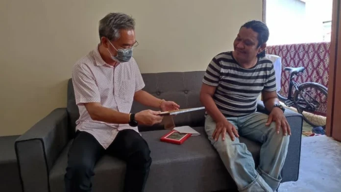 廉價酒店掛白旗夫妻遷入組屋　邱培棟添購家具鼓勵堅持生活