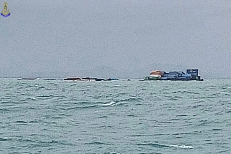 泰國開往大馬貨船遇風暴   貨櫃全掉入海