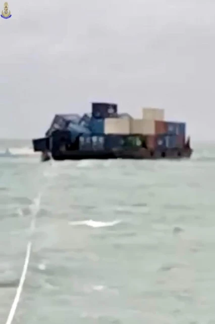 泰國開往大馬貨船遇風暴   貨櫃全掉入海