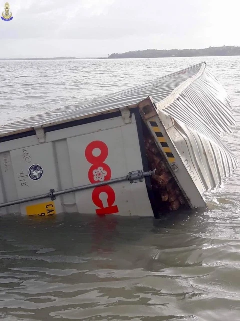 泰國開往大馬貨船遇風暴   貨櫃全掉入海