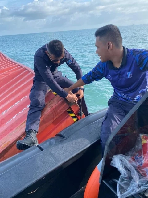 泰國開往大馬貨船遇風暴   貨櫃全掉入海