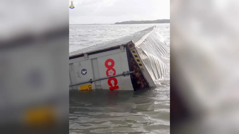 泰貨船往檳城途中遇風暴  18個貨櫃海上漂