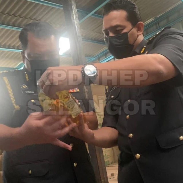 津貼包裝油改裝成桶裝油　雪貿消局起獲7361公斤食油