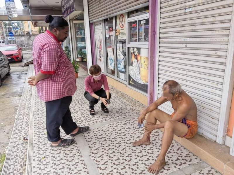 瘋漢大鬧芙蓉壁畫街　擊破車窗偷走現金文件